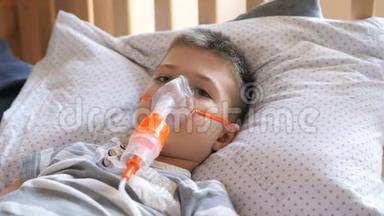 小男孩被用<strong>雾化</strong>器治疗，咳嗽。 小男孩使用<strong>雾化</strong>器进行吸入治疗